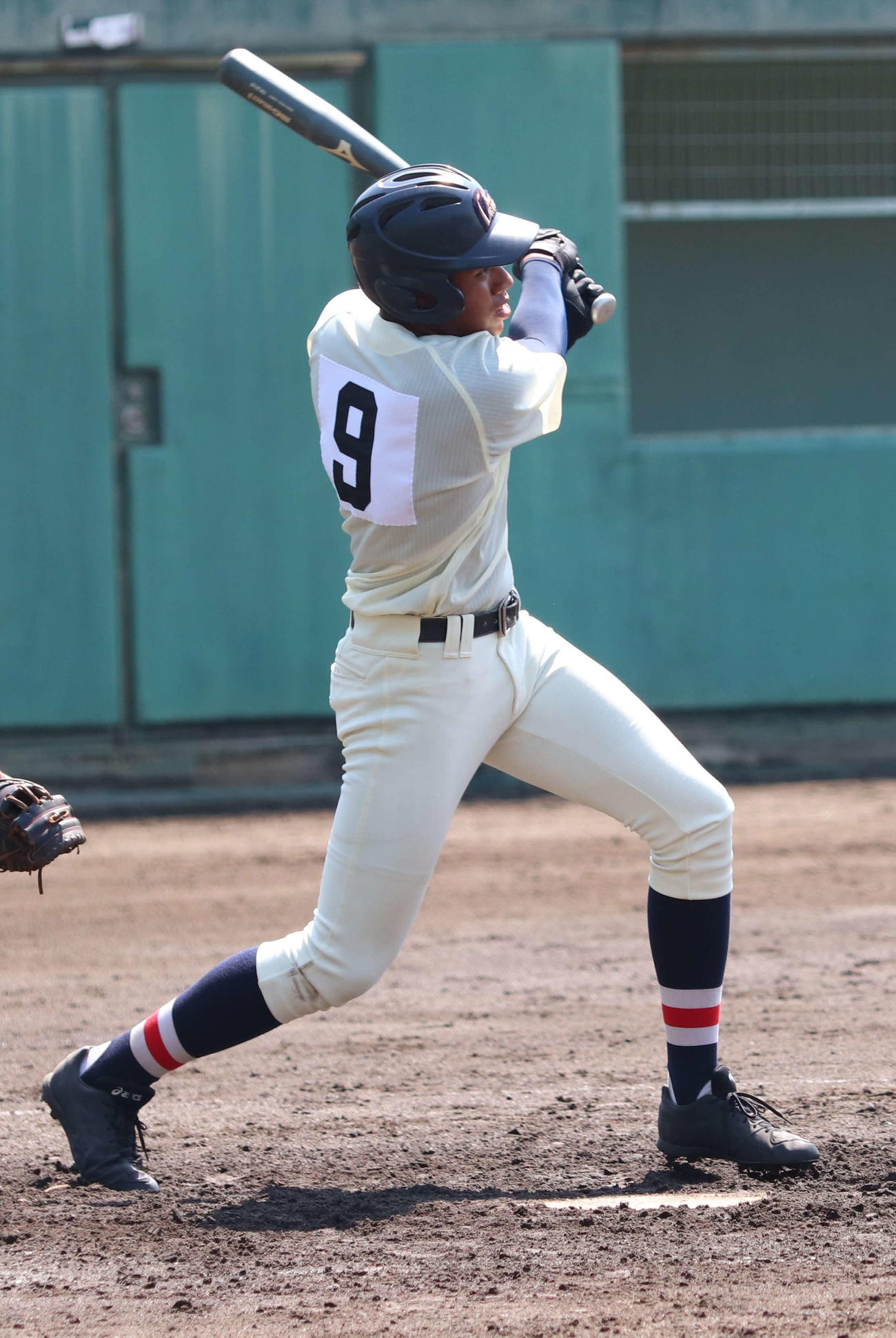 浦和学院対大宮北　5回表無死走者なし、左中間を破りフェンスに直撃の二塁打を放つオコーリジャスティン健（撮影・沢田直人）