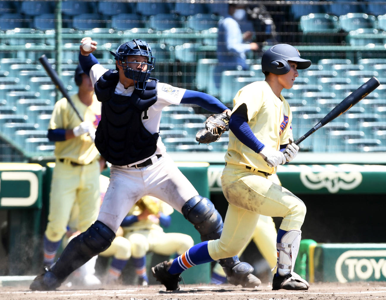 6回裏星稜1死一塁、中田の二塁盗塁を阻止した関本（撮影・前岡正明）