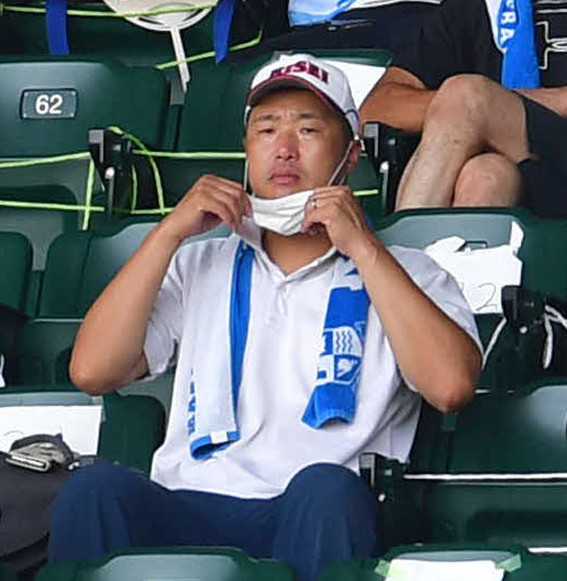 息子・勇輔が出場する履正社の試合を観戦した元阪神・関本氏（撮影・岩下翔太）
