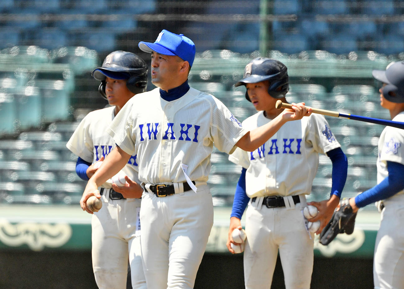試合前、ノッカーを務める磐城・木村前監督（撮影・横山健太）