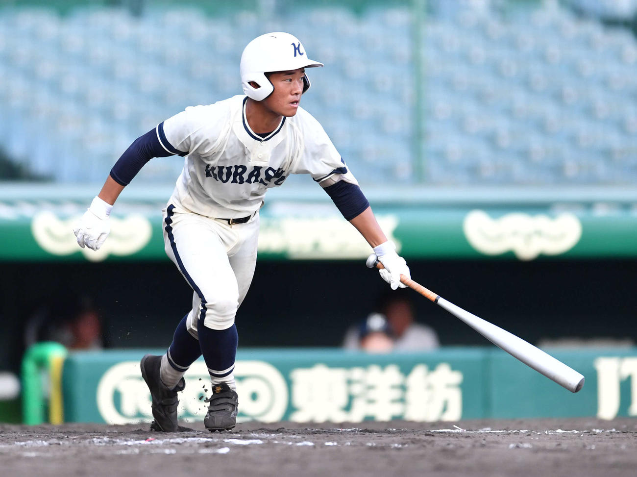 仙台育英対倉敷商　7回裏倉敷商無死二塁、遊ゴロで走者を三塁に進め、チャンスを広げる原田（撮影・岩下翔太）