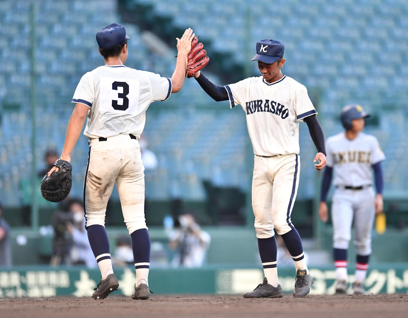 仙台育英対倉敷商　9回表、仙台育英・石川汰一を左飛に抑え試合終了、石川陸（左）とハイタッチする倉敷商・永野司（撮影・岩下翔太）