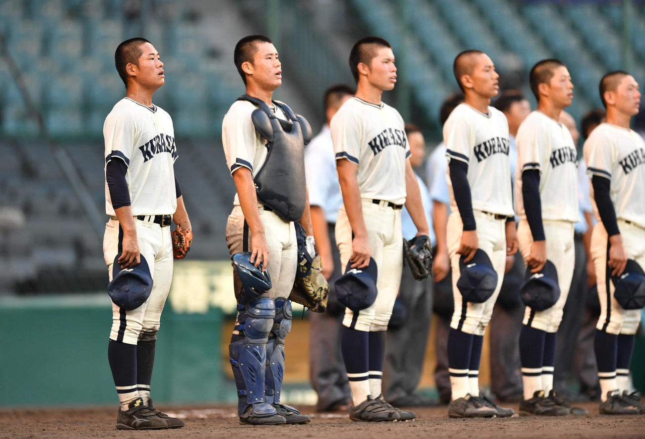 仙台育英対倉敷商　仙台育英に勝利し、校歌を斉唱する倉敷商・原田将多（左端）らナイン（撮影・岩下翔太）