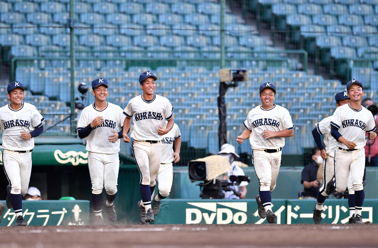 仙台育英に勝利し、笑顔でベンチから駆け出す倉敷商ナイン（撮影・岩下翔太）