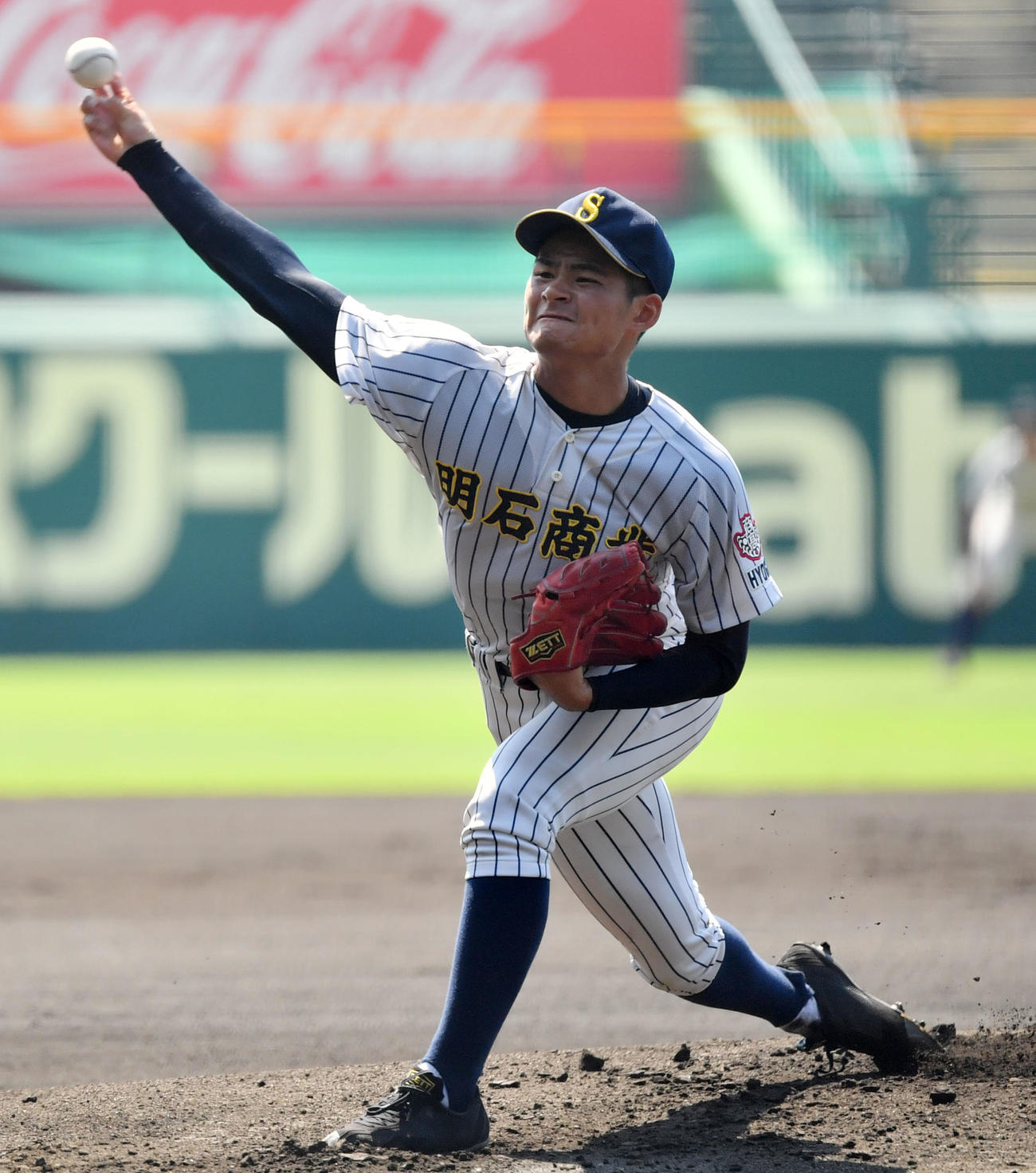 桐生第一対明石商　力投する明石商先発の中森（撮影・横山健太）