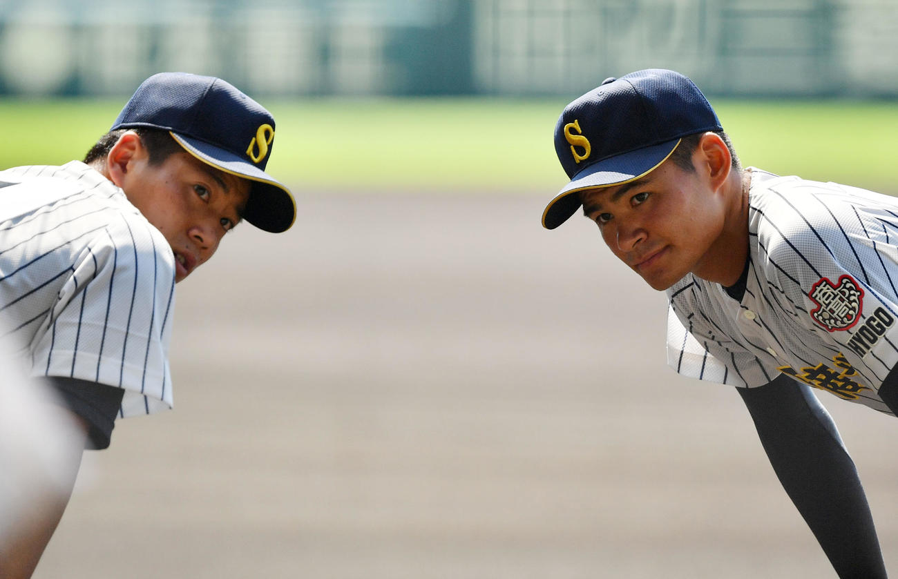 桐生第一対明石商　試合に臨む明石来田（左）と中森（撮影・横山健太）