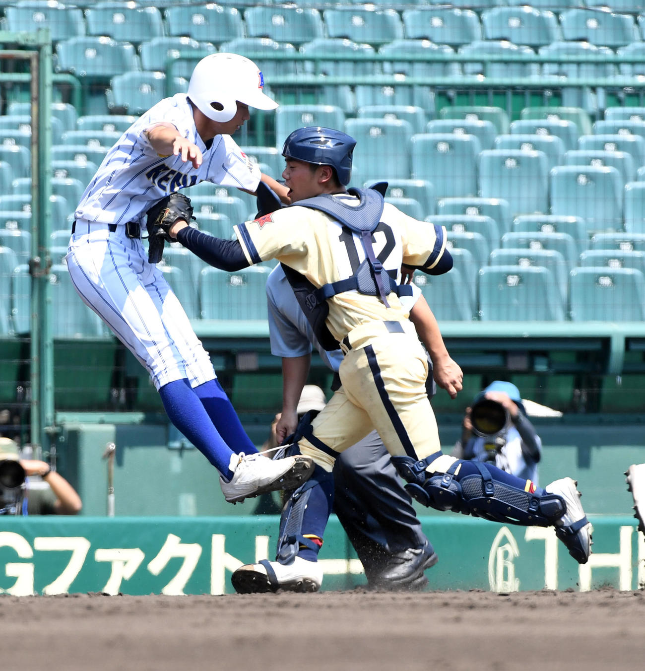帯広農対健大高崎　2回裏健大高崎1死三塁、中田の三塁ゴロで飛び出した古滝はタッチアウト。捕手村中（撮影・前岡正明）