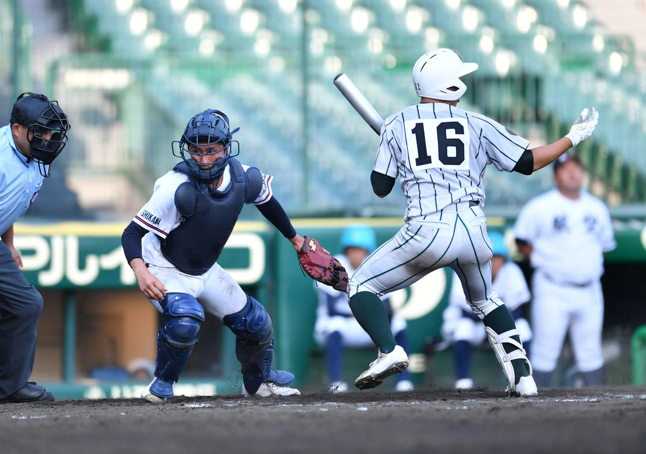 鶴岡東対日本航空石川　5回表鶴岡東2死一、三塁、吉田陸人（右）の打席で日本航空石川・嘉手苅浩太が暴投し、三塁走者が生還し鶴岡東が勝ち越す（捕手は中谷仁人）（撮影・岩下翔太）