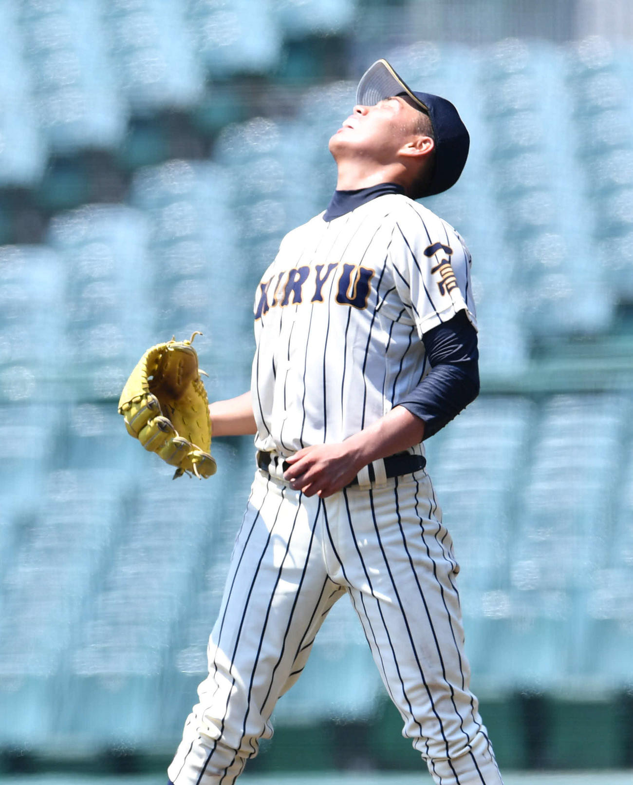 桐生第一対明石商　6回裏明石商2死二、三塁、井上隼斗に先制の左前2点適時打を打たれ、悔しそうに天を仰ぐ桐生第一・宮下宝（撮影・岩下翔太）