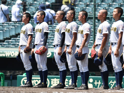 桐生第一対明石商　桐生第一に勝利し、整列する（左端から）来田涼斗、中森俊介ら明石商ナイン（撮影・岩下翔太）
