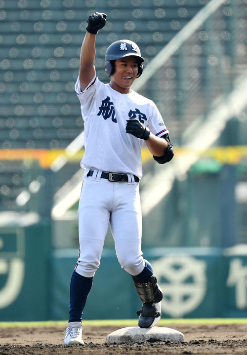 鶴岡東対日本航空石川　1回裏日本航空石川2死二塁、左翼線へ適時二塁打を放ちガッツポーズする小川（撮影・横山健太）