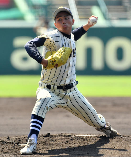 桐生第一対明石商　力投する桐生第一先発の宮下（撮影・横山健太）