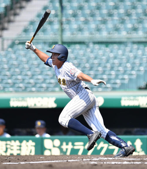 桐生第一対明石商　3回裏明石商1死、二塁内野安打で出塁した来田涼斗（撮影・岩下翔太）
