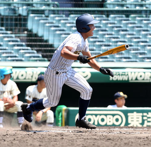 桐生第一対明石商　6回裏明石商2死二、三塁、井上は先制の左前2点適時打を放つ（撮影・前岡正明）