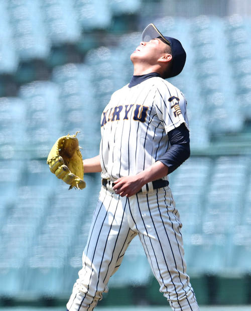 桐生第一対明石商　6回裏明石商2死二、三塁、井上隼斗に先制の左前2点適時打を打たれ、悔しそうに天を仰ぐ桐生第一・宮下宝（撮影・岩下翔太）