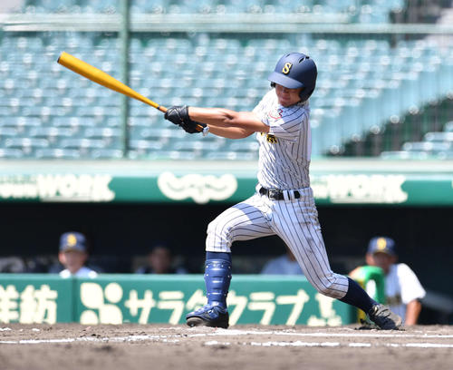 桐生第一対明石商　6回裏明石商2死二、三塁、井上隼斗は先制の左前2点適時打を放つ（撮影・岩下翔太）