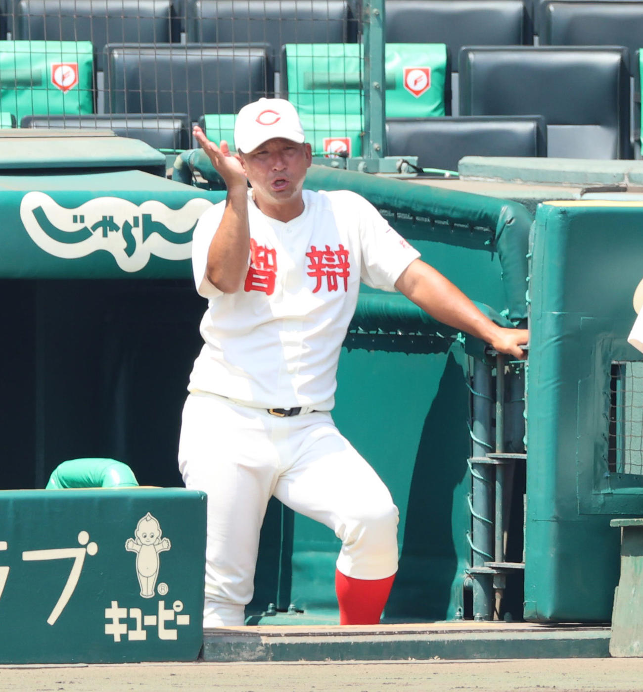 弁和歌山対尽誠学園　2回表智弁和歌山、ベンチから指示を出す智弁和歌山・中谷仁監督（撮影・清水貴仁）