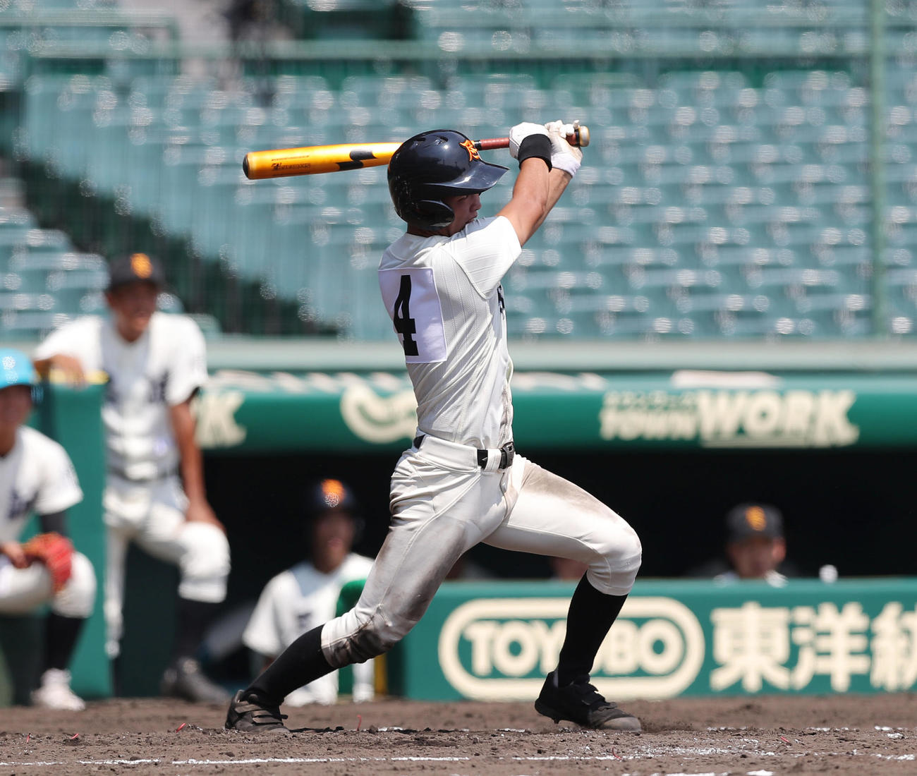 智弁和歌山対尽誠学園　2回右尽誠学園1死満塁、左中間へ勝ち越し3点適時二塁打を放つ菊地（撮影・前田充）