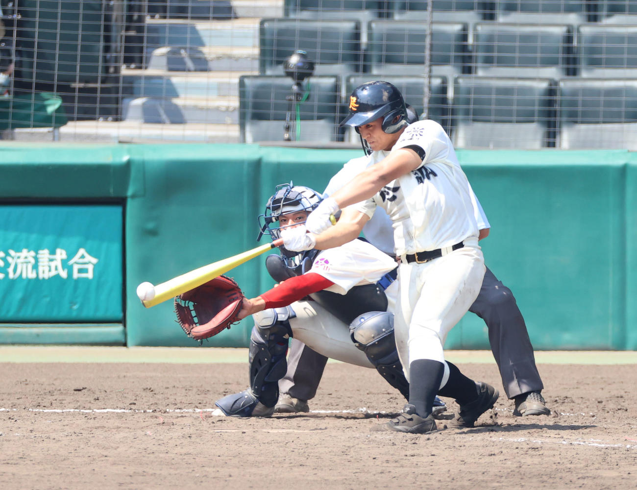 智弁和歌山対尽誠学園　4回裏尽誠学園2死一、二塁、中前適時打を放つ川崎風汰（撮影・清水貴仁）