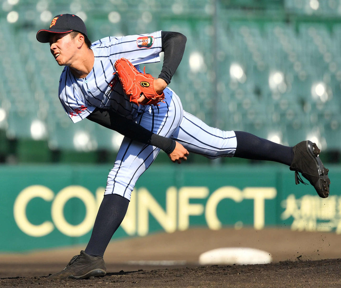 山梨学院対白樺学園　力投する白樺学園先発の片山（撮影・横山健太）