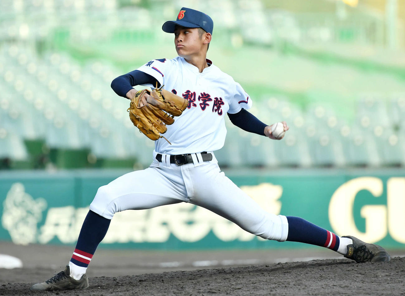 山梨学院対白樺学園　力投する山梨学院・古川（撮影・横山健太）
