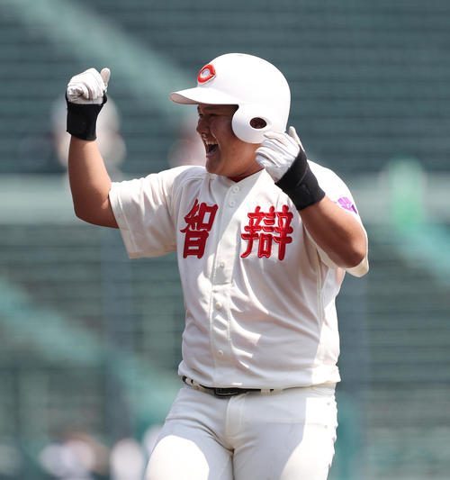 智弁和歌山対尽誠学園　1回表智弁和歌山2死一、二塁、生成の中前適時打を放ち、ガッツポーズする川上（撮影・前田充）