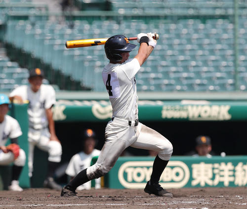 智弁和歌山対尽誠学園　2回右尽誠学園1死満塁、左中間へ勝ち越し3点適時二塁打を放つ菊地（撮影・前田充）