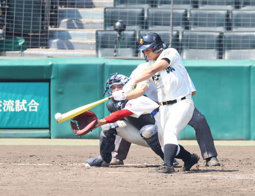 智弁和歌山対尽誠学園　4回裏尽誠学園2死一、二塁、中前適時打を放つ川崎風汰（撮影・清水貴仁）