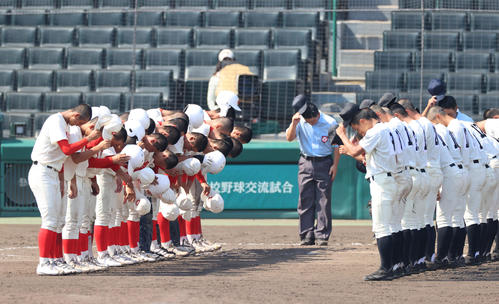 智弁和歌山対尽誠学園　試合を終えあいさつを交わす智弁和歌山と尽誠学園ナイン（撮影・清水貴仁）