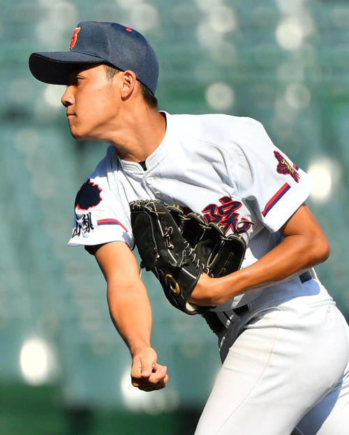 山梨学院対白樺学園　力投する山梨学院先発の川口（撮影・横山健太）