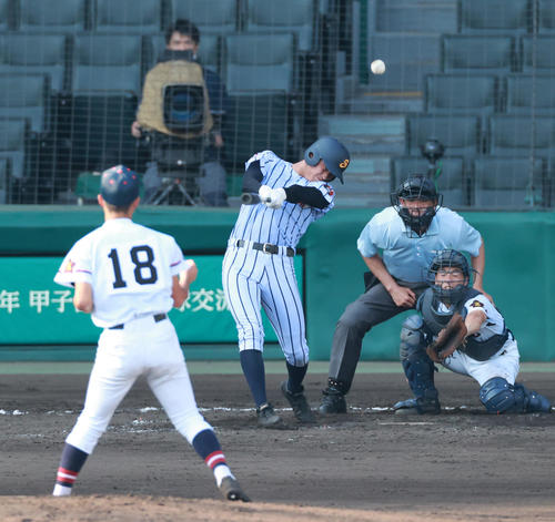山梨学院対白樺学園　5回裏白樺学園無死、中越え同点本塁打を放つ川波瑛平（撮影・清水貴仁）