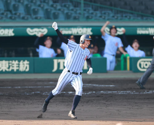 山梨学院対白樺学園　5回裏白樺学園無死、中越え同点本塁打を放つ川波瑛平（撮影・清水貴仁）
