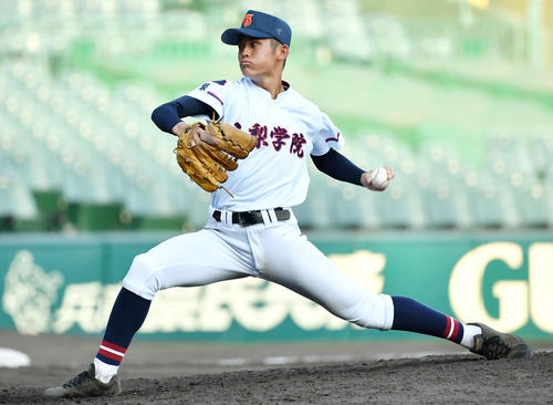 山梨学院対白樺学園　力投する山梨学院・古川（撮影・横山健太）