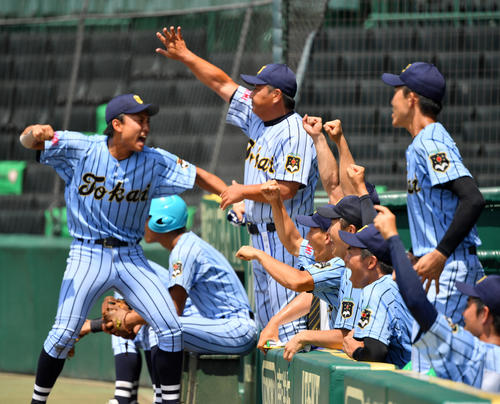 東海大相模対大阪桐蔭　7回表東海大相模1死二、三塁、神里陸の右前2点適時打で逆転し歓喜する東海大相模ナイン（撮影・横山健太）