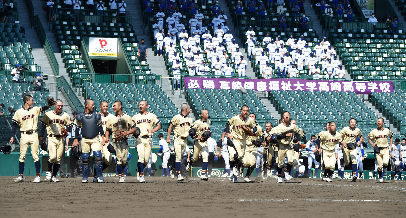 帯広農対高崎健康福祉大高崎　勝利のあいさつに向かう帯広農ナイン（撮影・前岡正明）