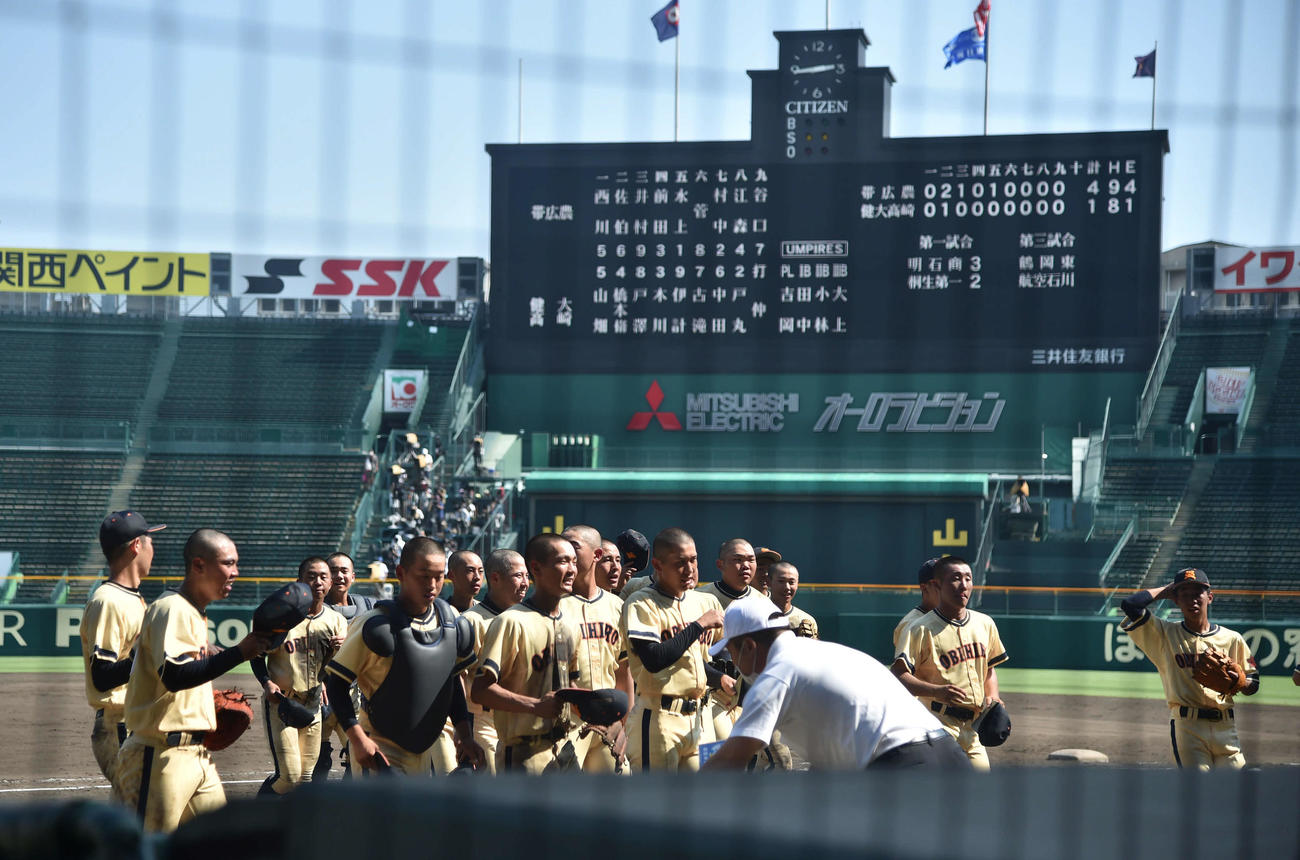帯広農対高崎健康福祉大高崎　勝利した帯広農ナイン（撮影・岩下翔太）