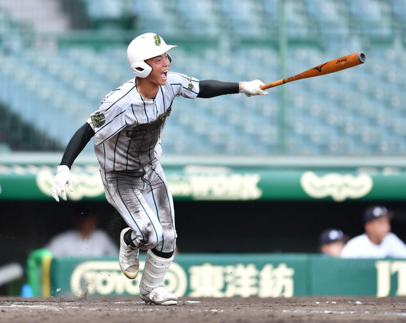 鶴岡東対日本航空石川　8回表鶴岡東1死二塁、小林三邦は中適時二塁打を放つ（撮影・岩下翔太）