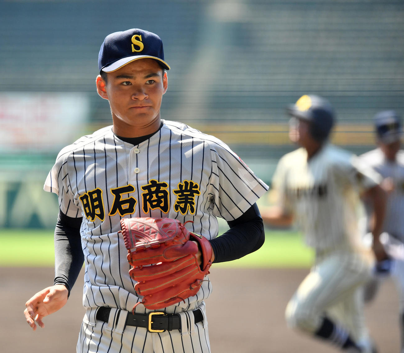 桐生第一対明石商　1回表を無失点に抑え引き揚げる明石商先発の中森（撮影・横山健太）