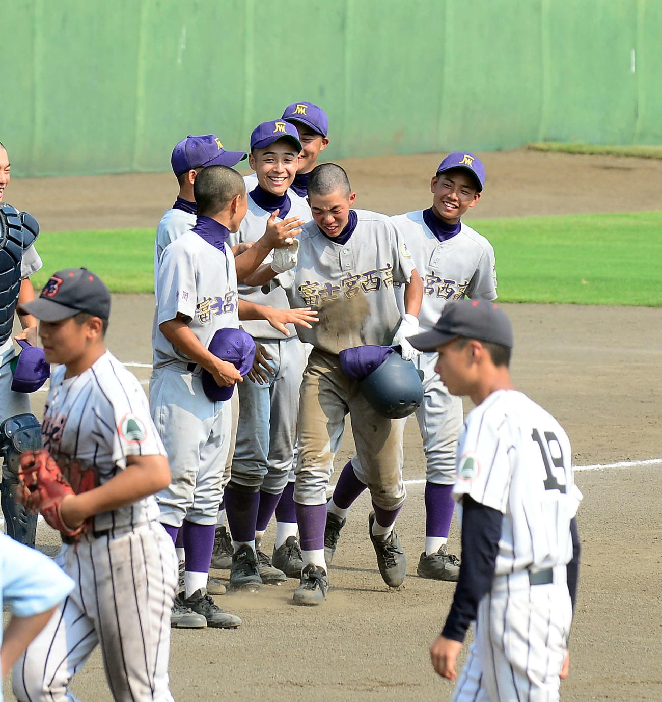 9回裏2死三塁、サヨナラ打を放った富士宮西・佐野遥（中央）は、ナインの祝福を受ける