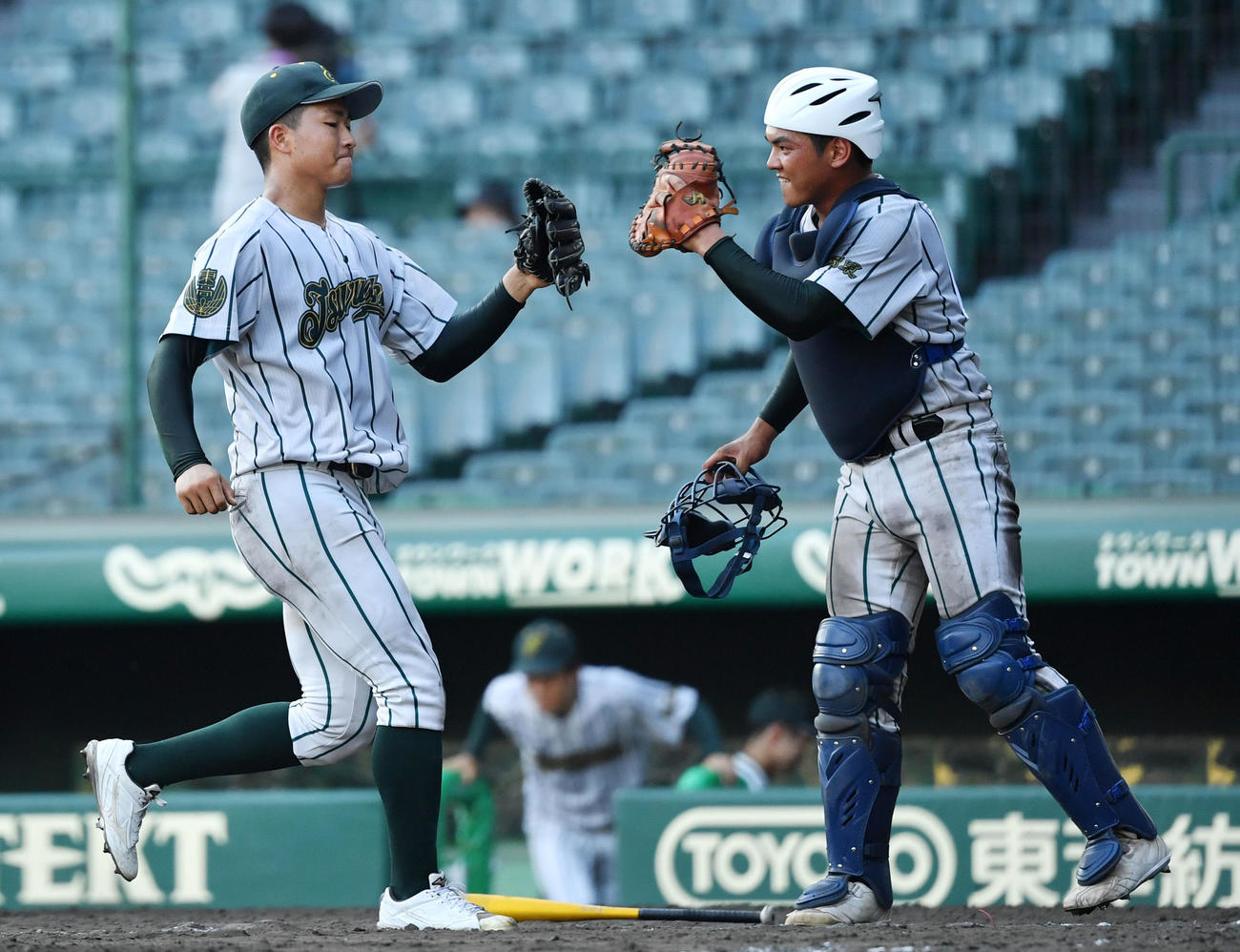 鶴岡東対日本航空石川　日本航空石川に勝利しタッチを交わす鶴岡東・太田（左）と北原（撮影・横山健太）