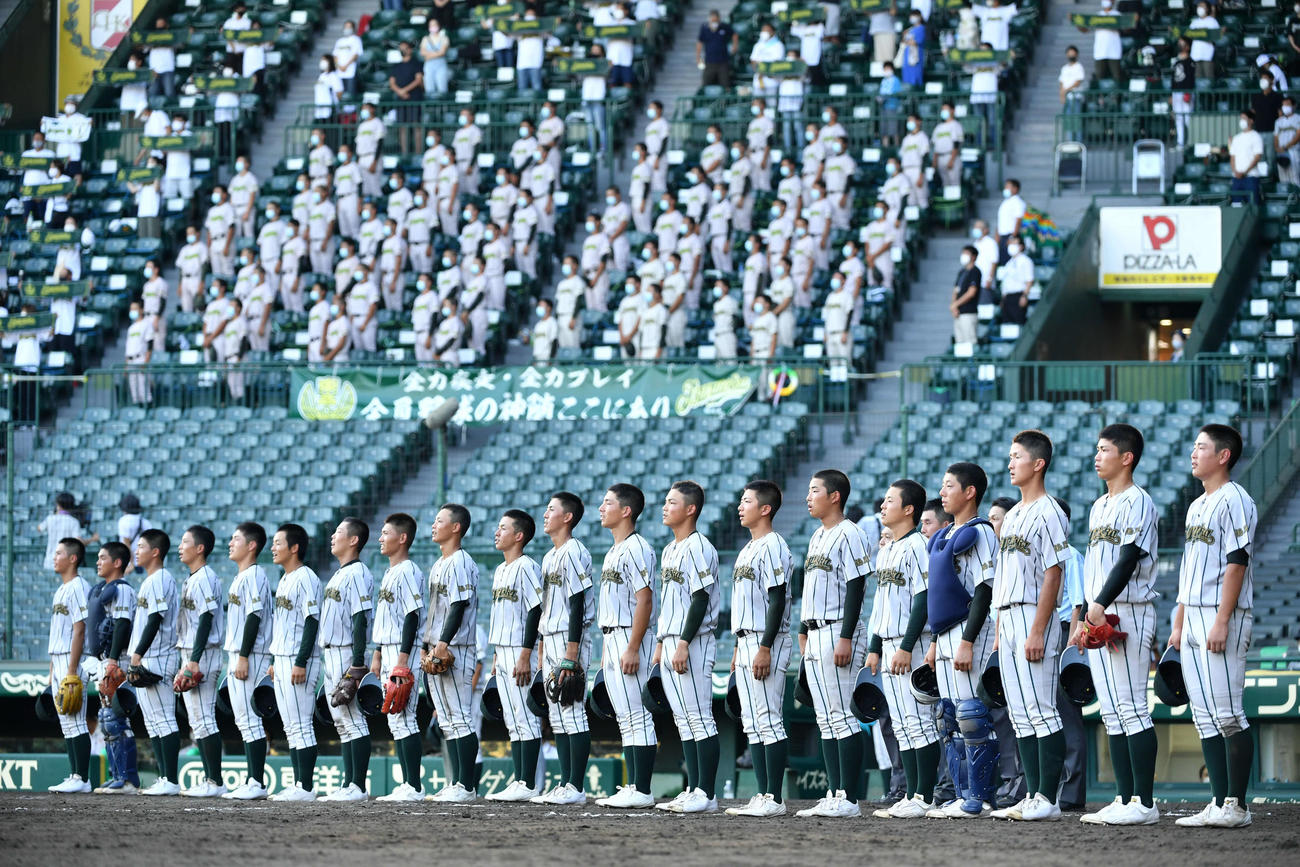 鶴岡東対日本航空石川　日本航空石川に勝利し整列する鶴岡東ナイン（撮影・横山健太）