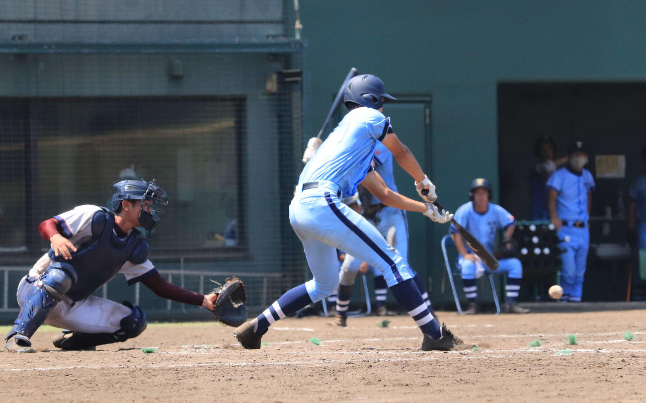 桐光学園対横浜商　9回裏横浜商先頭、空振り三振を奪われる笹川（撮影・小早川宗一郎）
