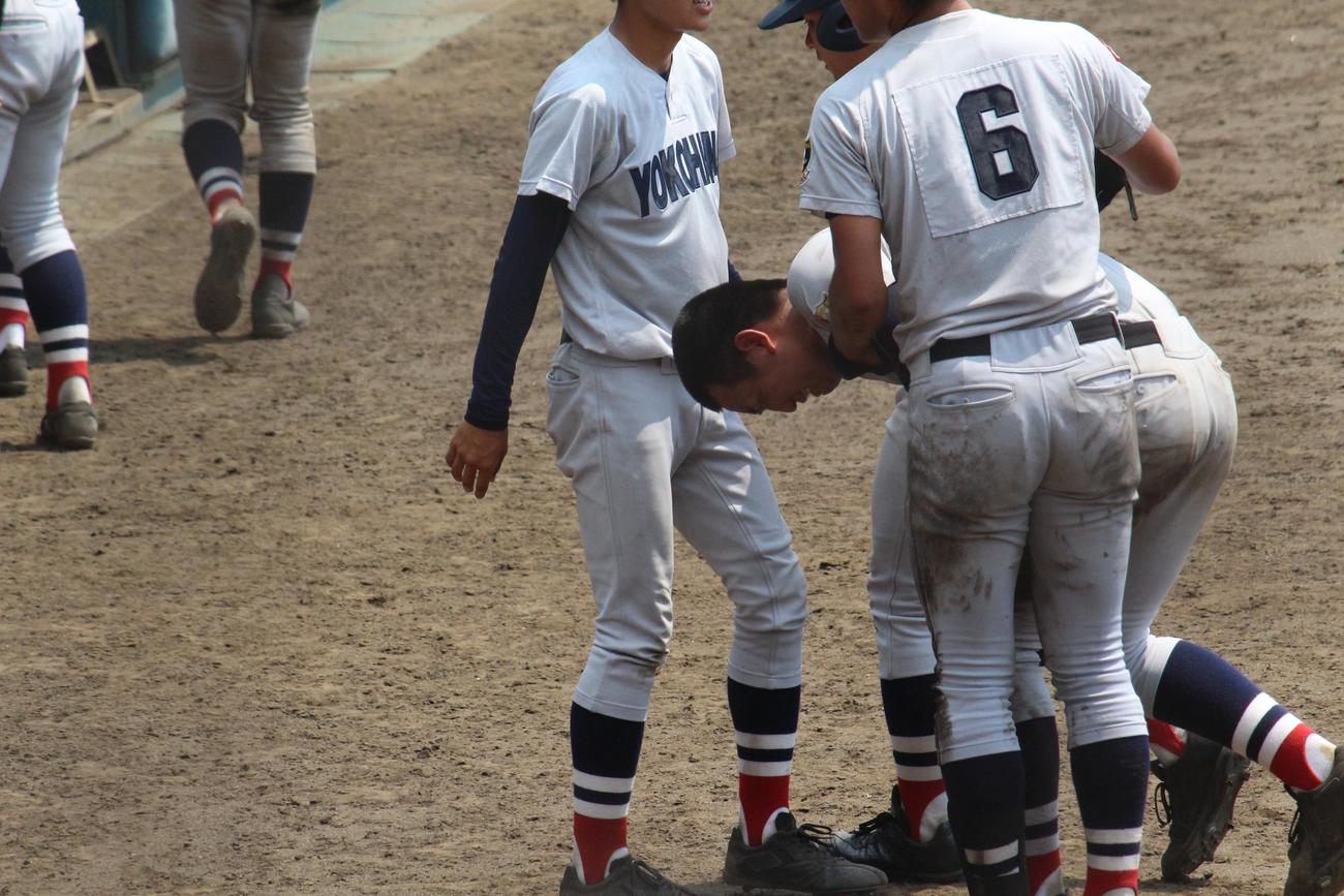 三浦学苑対横浜　敗戦後、泣き崩れ仲間に支えられる横浜・木下