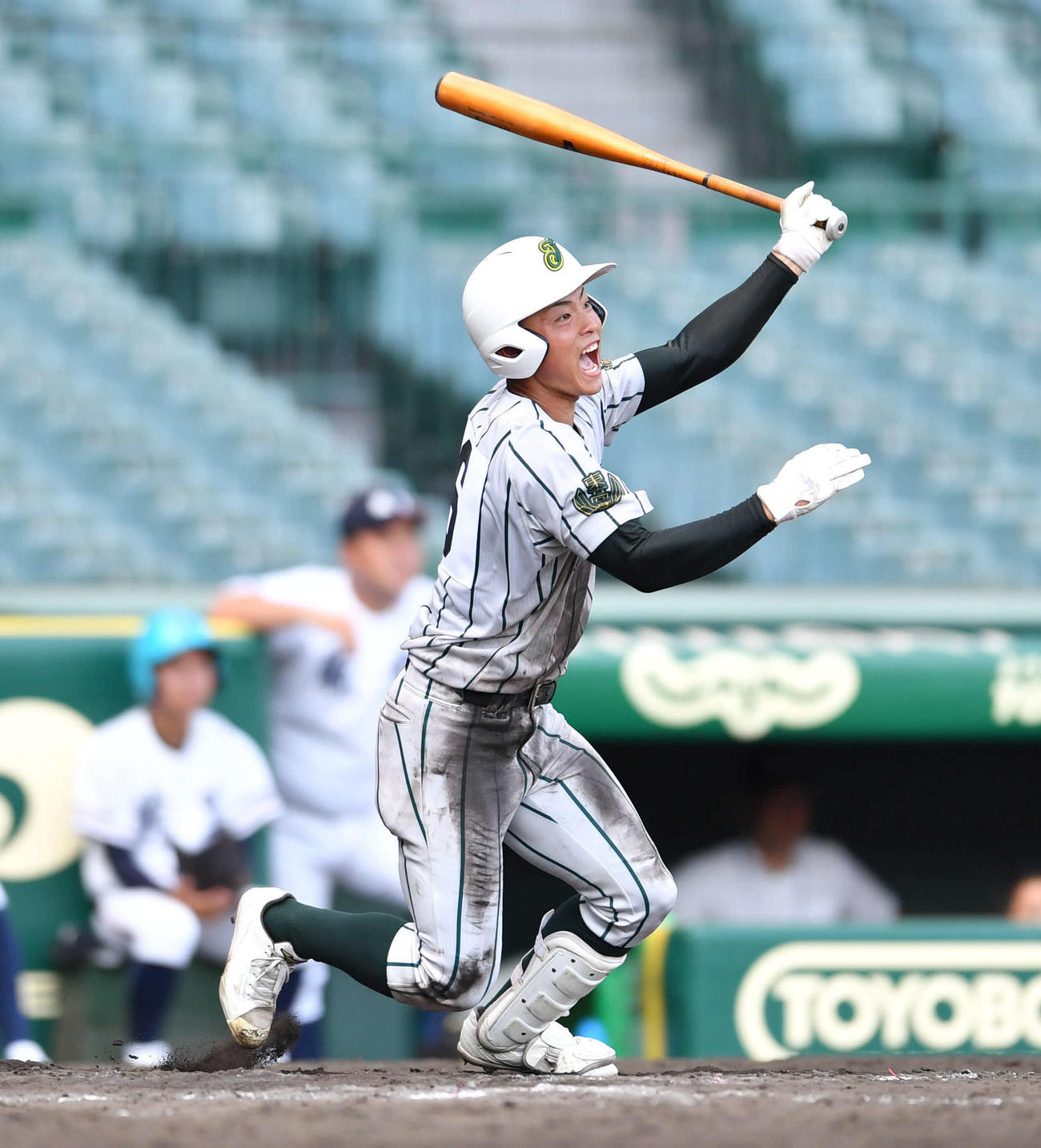 鶴岡東対日本航空石川　8回表鶴岡東1死二塁、小林三邦は中適時二塁打を放つ（撮影・岩下翔太）