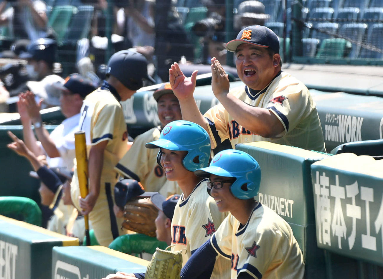 帯広農対高崎健康福祉大高崎　2回表帯広農2死満塁、谷口の右前適時打で2点を先制し、笑顔で手をたたく帯広農・前田監督（右）（撮影・岩下翔太）
