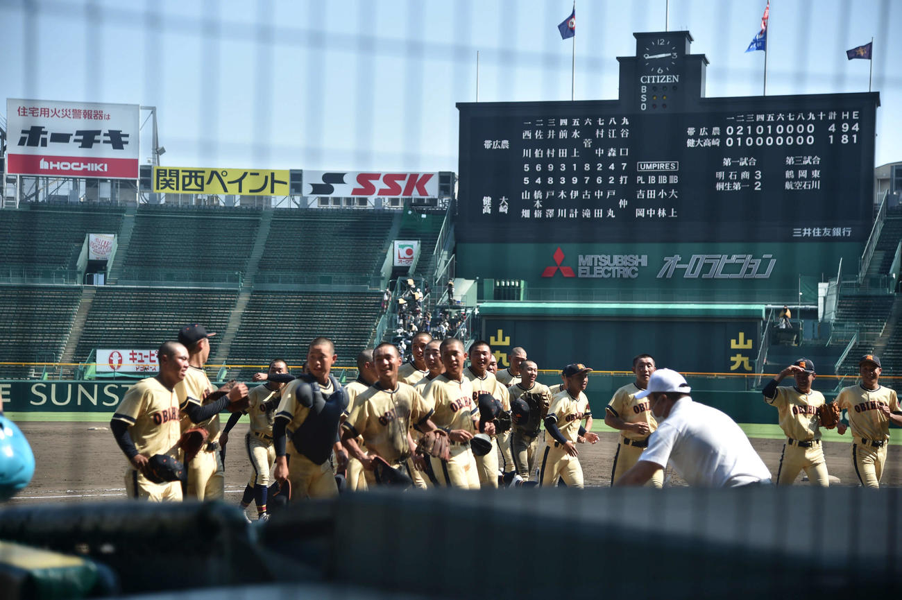 健大高崎に勝利した帯広農ナイン（撮影・岩下翔太）