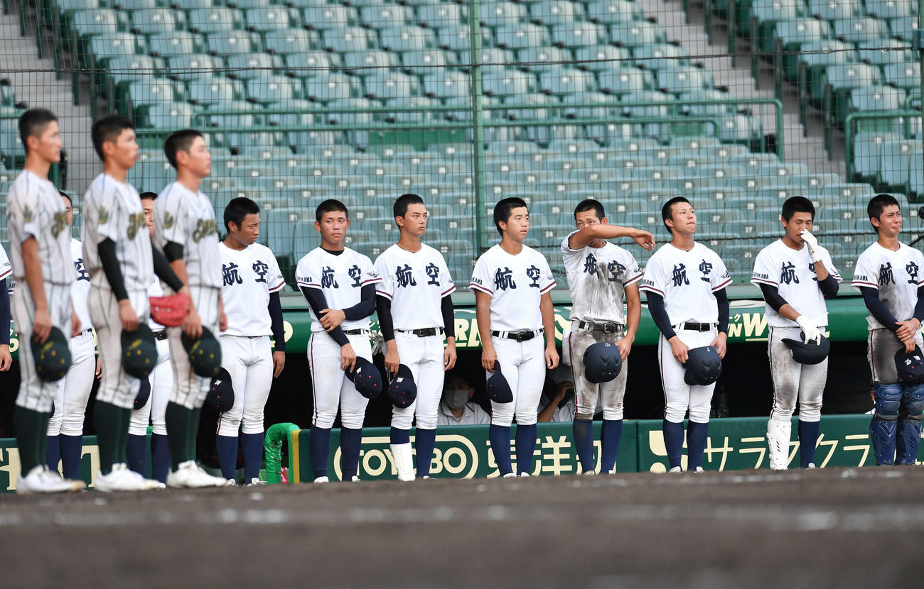 鶴岡東に敗れ、整列する日本航空石川ナイン（撮影・岩下翔太）