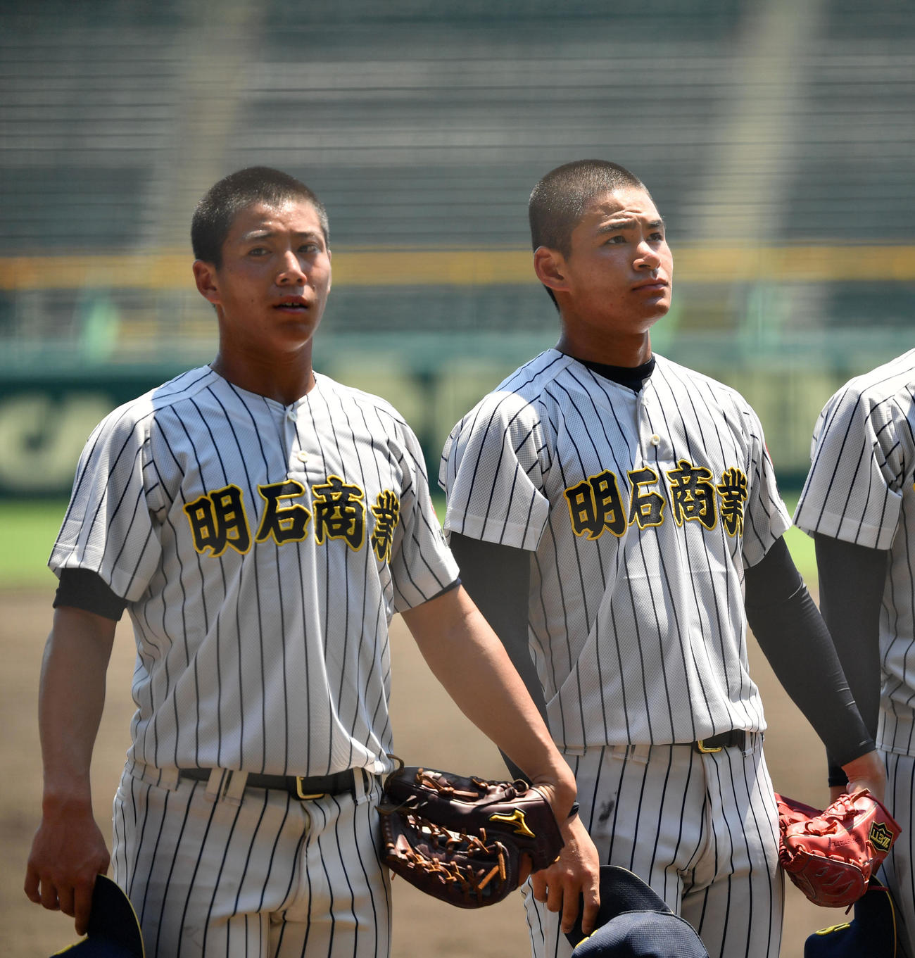 桐生第一対明石商　桐生第一に勝利しあいさつする明石商・来田（左）と中森（撮影・横山健太）