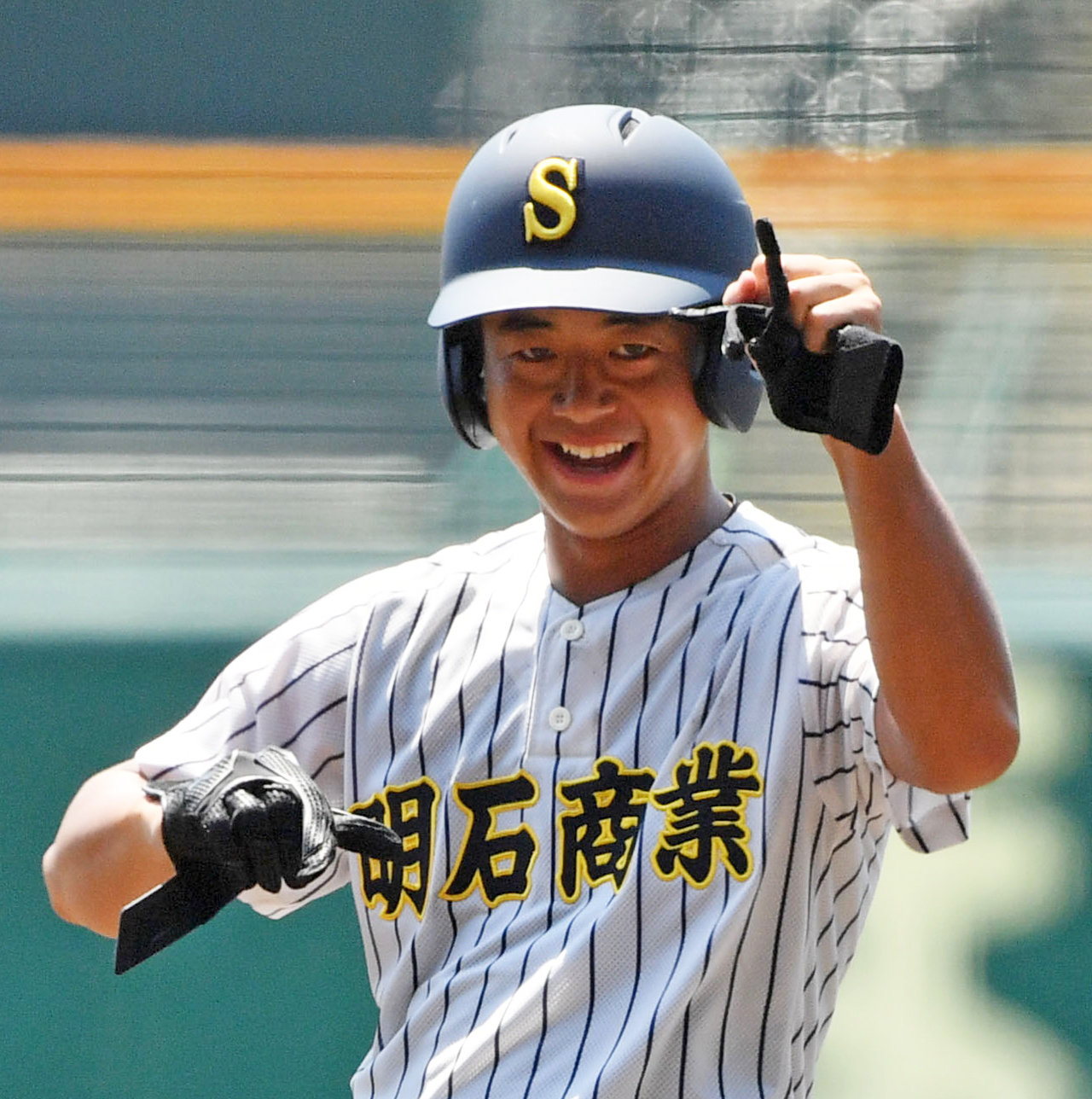 6回裏明石商2死二、三塁、左前2点適時打を放ちガッツポーズする井上（撮影・横山健太）