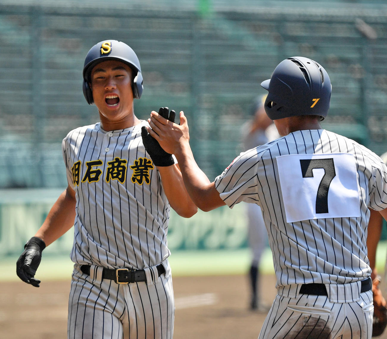 6回裏明石商2死二、三塁、井上の左前2点適時打で生還する福本（撮影・横山健太）